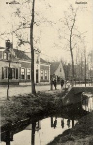 15280 Gezicht over de wetering op de voorgevel van het gemeentehuis van Westbroek (Kerkdijk 11) en enkele naastgelegen ...